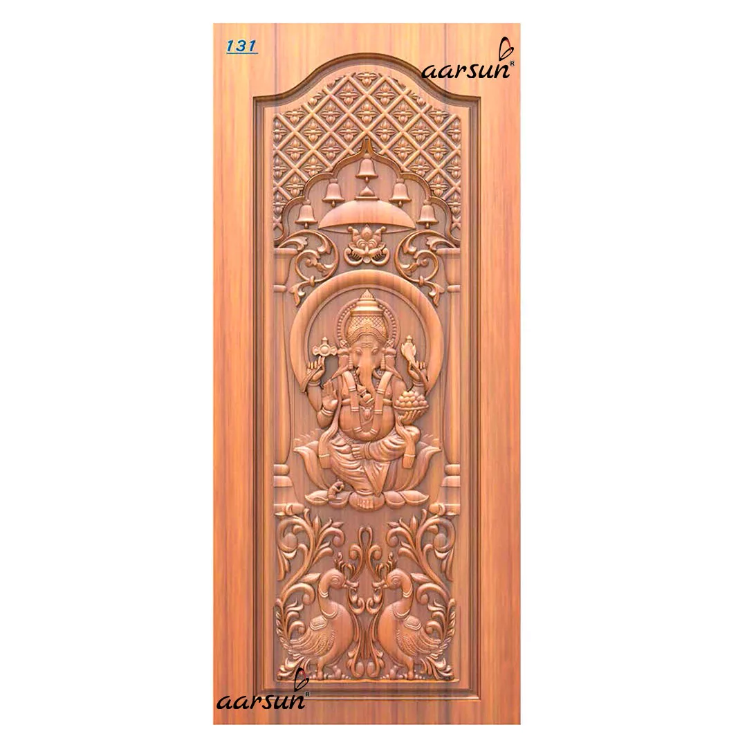 गणपति और मोर के साथ मंदिर का दरवाजा